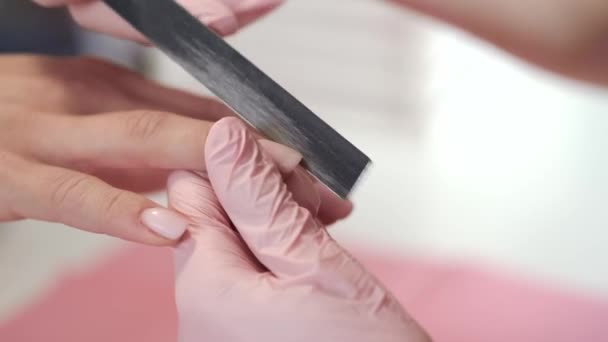 Processo de fazer manicure usando ferramentas no salão de beleza — Vídeo de Stock