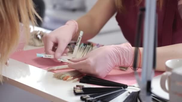 Cliente eligiendo colores para hacer manicura en salón de belleza — Vídeos de Stock