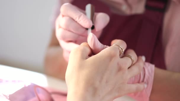 Manicurist covers nails with gel in beauty salon — Stock Video