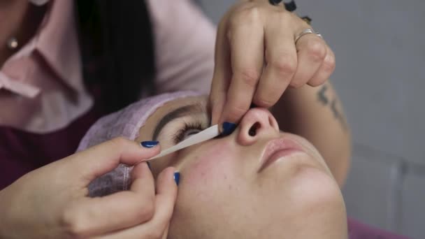 Professionele maakt wimper uitbreiding procedure in schoonheidssalon — Stockvideo