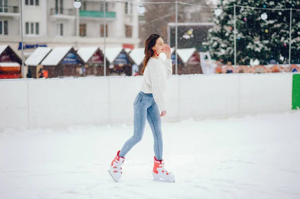 Kış şehrinde beyaz kazak giyen tatlı ve güzel bir kız. — Stok fotoğraf