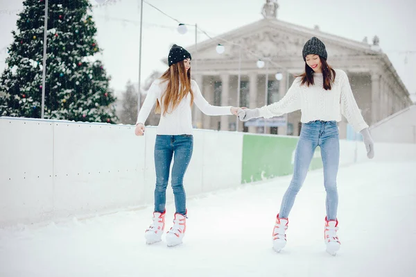 Meninas bonitas e bonitas em uma camisola branca em uma cidade de inverno — Fotografia de Stock