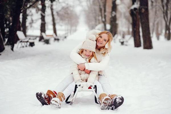 Mor och dotter i en winter park — Stockfoto