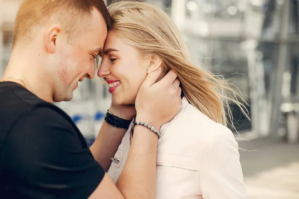 Belo casal de pé em um aeroporto — Fotografia de Stock