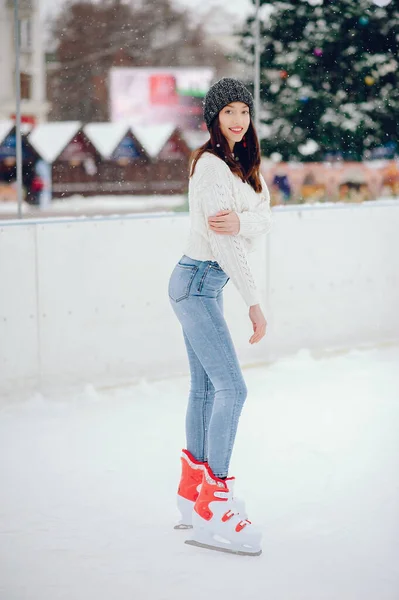 Cute i piękna dziewczyna w białym swetrze w zimowym mieście — Zdjęcie stockowe