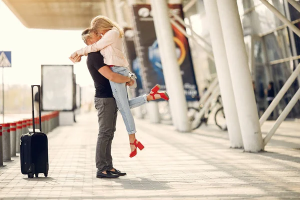 Όμορφο ζευγάρι στέκεται σε ένα αεροδρόμιο — Φωτογραφία Αρχείου
