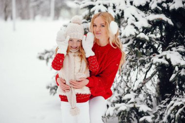 Anne ve kızı bir kış parkı