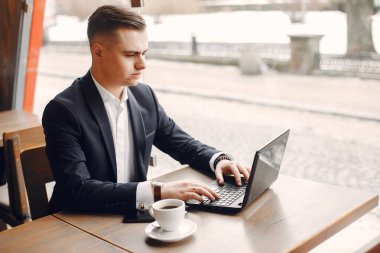 Bir kafede çalışan bir iş adamı.