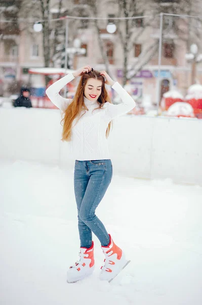 Menina bonito e bonito em uma camisola branca em uma cidade de inverno — Fotografia de Stock