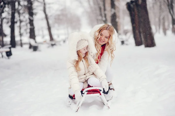 Mãe e filha em um parque de inverno — Fotografia de Stock