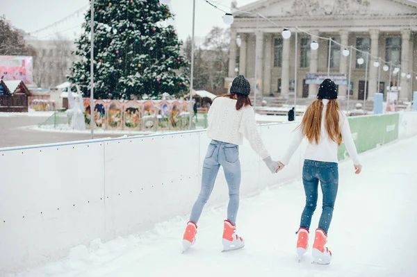 Meninas bonitas e bonitas em uma camisola branca em uma cidade de inverno — Fotografia de Stock