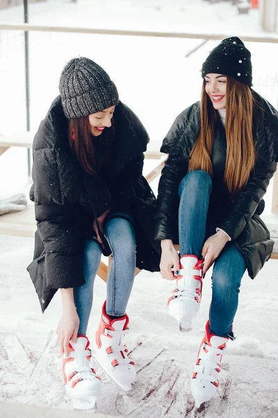 Aranyos és gyönyörű lányok fehér pulóverben egy téli városban. — Stock Fotó