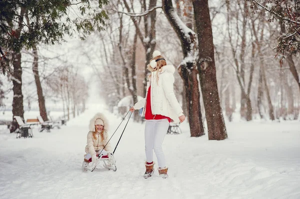 Mère et fille dans un parc d'hiver — Zdjęcie stockowe