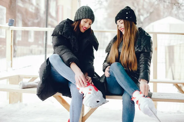 Mignonnes et belles filles dans un pull blanc dans une ville d'hiver — Photo