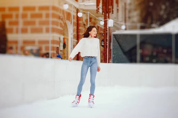 Menina bonito e bonito em uma camisola branca em uma cidade de inverno — Fotografia de Stock