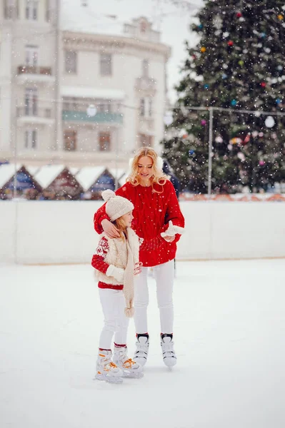 Mignon et belle famille dans une ville d'hiver — Photo