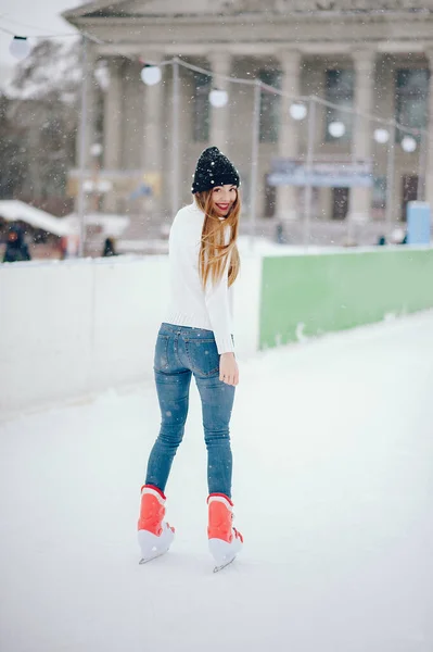 Menina bonito e bonito em uma camisola branca em uma cidade de inverno — Fotografia de Stock