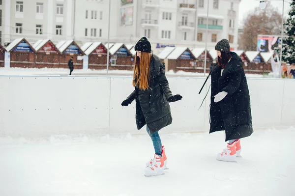 Kış şehrinde beyaz kazak giyen tatlı ve güzel kızlar. — Stok fotoğraf