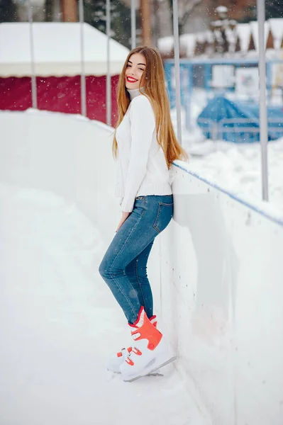 Søt og vakker jente i hvit genser i en vinterby. – stockfoto