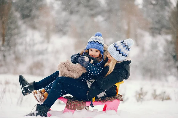 Petite fille avec mère jouant dans un parc d'hiver — Photo