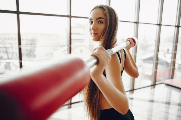 Sport meisje in een ochtend Gym — Stockfoto