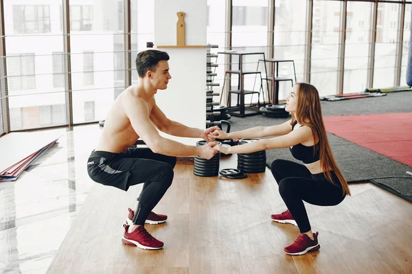 Casal de esportes em um ginásio de manhã — Fotografia de Stock