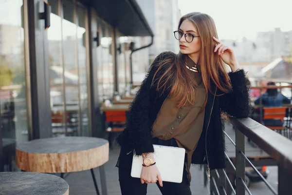 Empresária elegante em um café — Fotografia de Stock