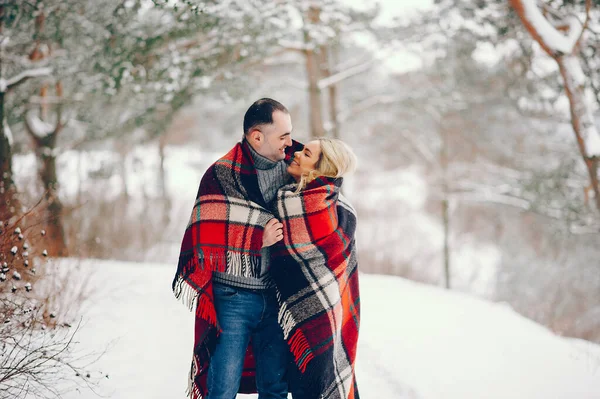 Schöne Frau im Winterpark mit ihrem Mann — Stockfoto