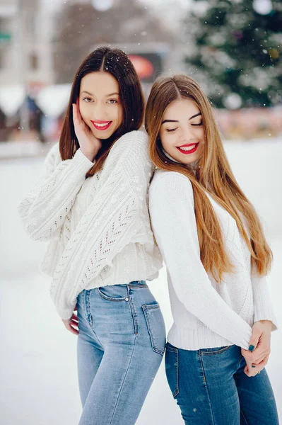 Jovem com uma camisola branca em pé em um parque de inverno — Fotografia de Stock