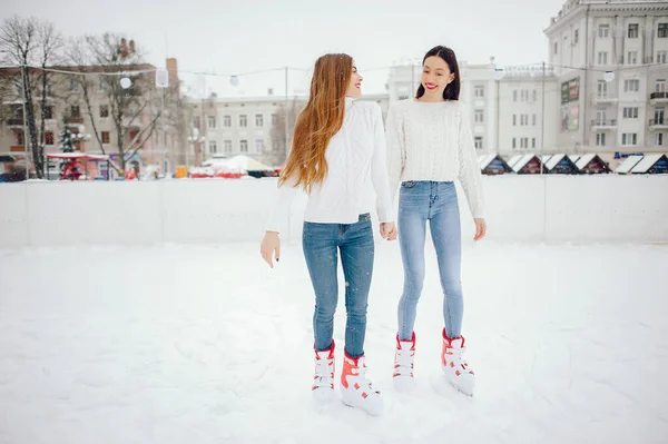 Roztomilé a krásné dívky v bílém svetru v zimním městě — Stock fotografie