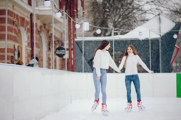 Meninas bonitas e bonitas em uma camisola branca em uma cidade de inverno — Fotografia de Stock