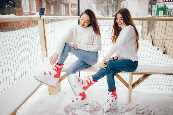 Meninas bonitas e bonitas em uma camisola branca em uma cidade de inverno — Fotografia de Stock