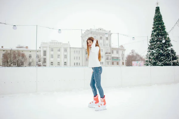 Menina bonito e bonito em uma camisola branca em uma cidade de inverno — Fotografia de Stock
