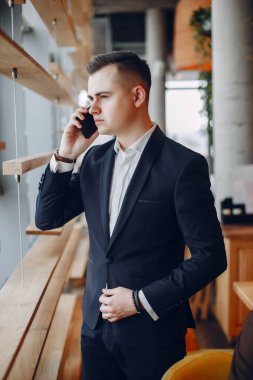 Ofiste çalışan şık bir işadamı.