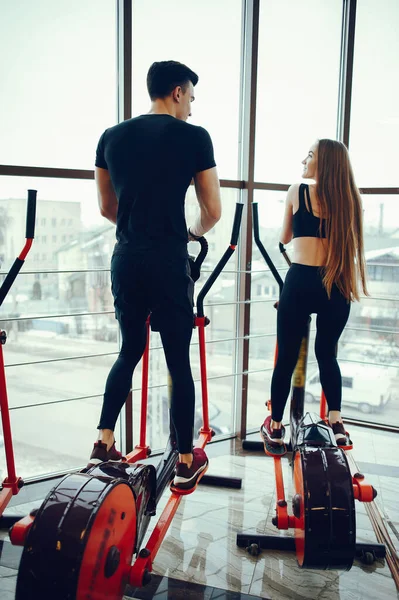 Couple sportif dans une salle de gym du matin — Photo