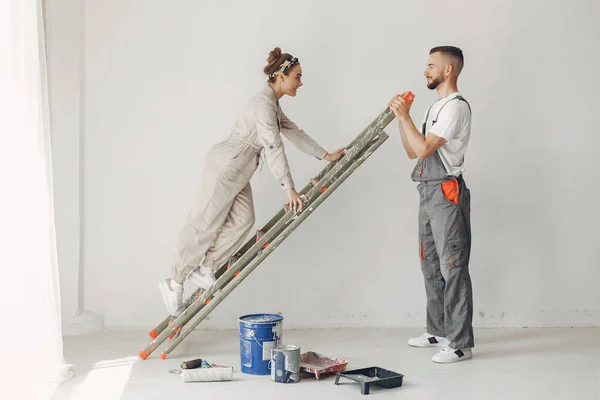 La familia joven y linda repara la habitación — Foto de Stock