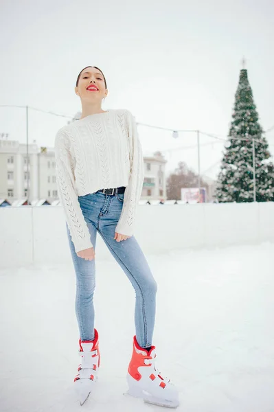 Menina bonito e bonito em uma camisola branca em uma cidade de inverno — Fotografia de Stock