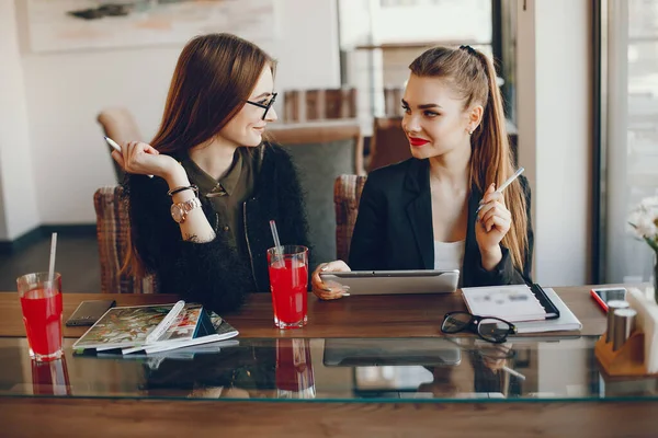 Geschäftsfrauen sitzen in einem Café — Stockfoto