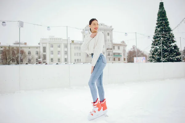 Menina bonito e bonito em uma camisola branca em uma cidade de inverno — Fotografia de Stock