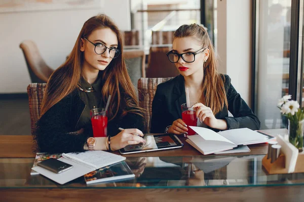 Бізнес-леді сидять в кафе — стокове фото