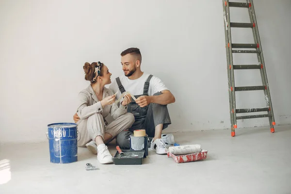 De jonge en schattige familie repareert de kamer — Stockfoto