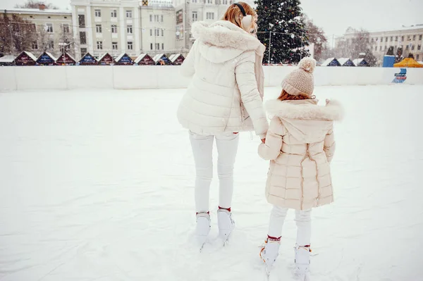 Mignon et belle famille dans une ville d'hiver — Photo