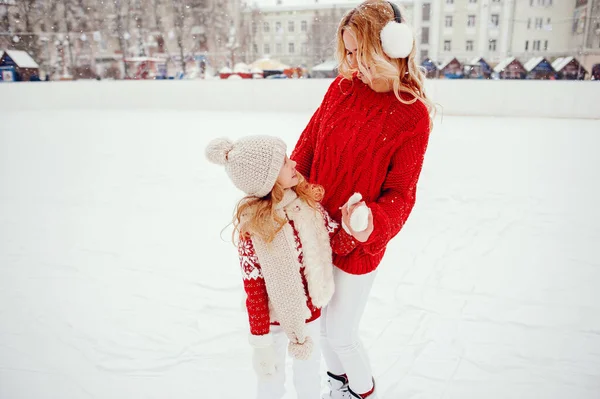 Söt och vacker familj i en vinterstad — Stockfoto