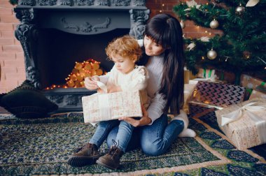 Anne ve oğlu evde oynuyorlar.