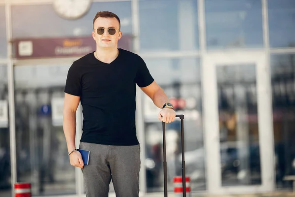 Schöner Mann, der auf einem Flughafen steht — Stockfoto