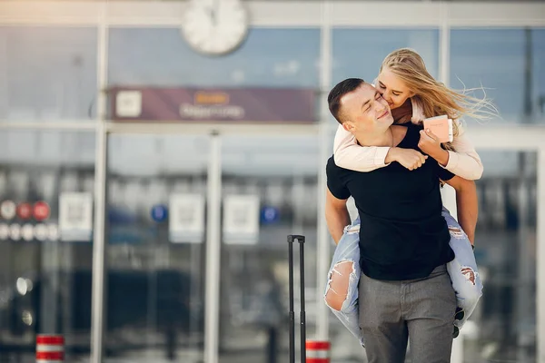Mooi paar staande in een luchthaven — Stockfoto