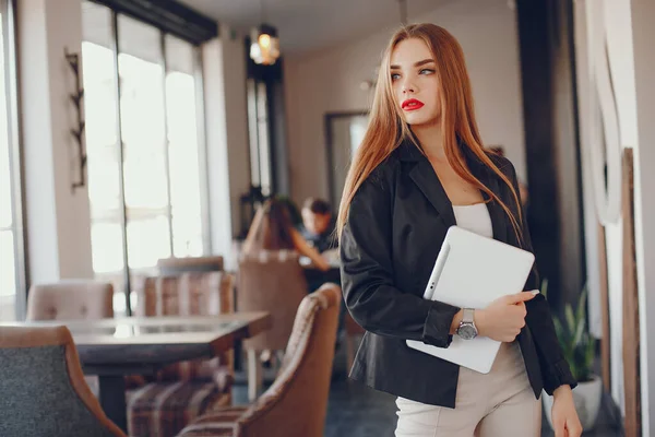 Stijlvolle zakenvrouw in een café — Stockfoto