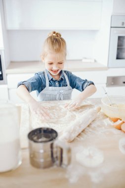 Bir mutfak, küçük kız