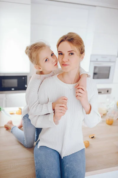 Mutter mit süßer blonder Tochter — Stockfoto