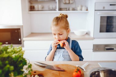 Bir mutfak, küçük kız